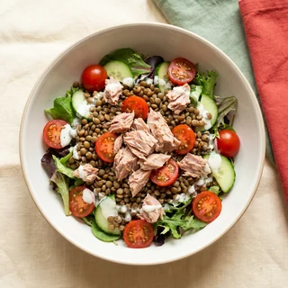 Bowl mit Thunfisch, Linsen und Paradeiser